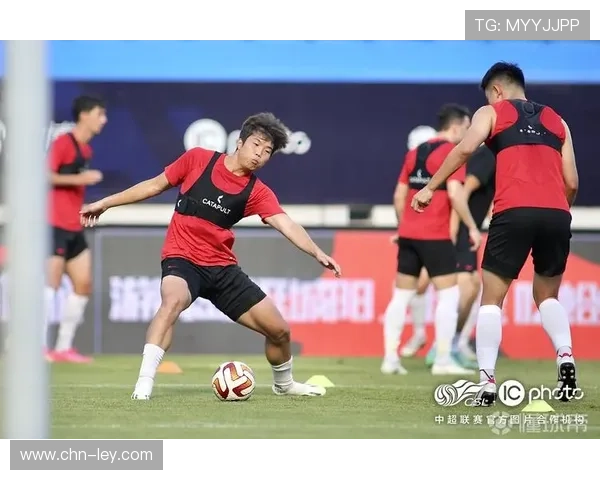 浙江俱乐部绿城VS成都蓉城，成都蓉城主教练徐正源与教练组成员庆祝进球