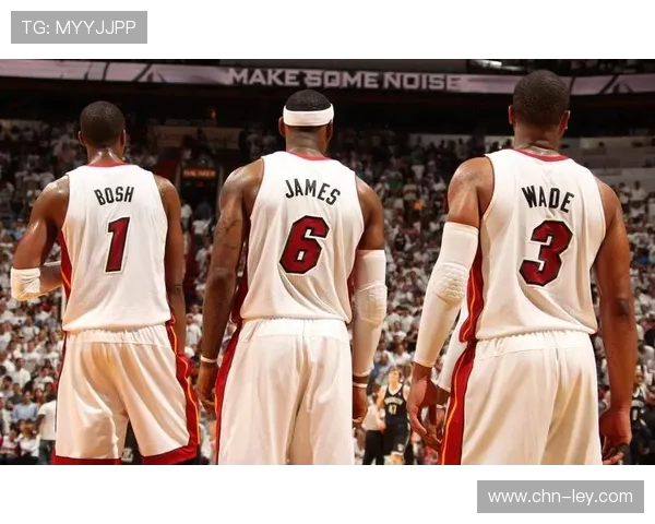 詹姆斯与韦德现身热火主场，观战间隙谈笑风生